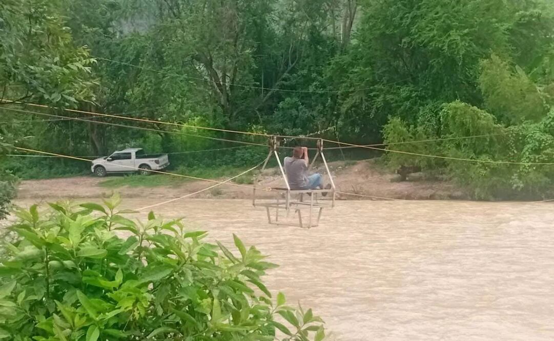 Habitantes de una comunidad del municipio de Jacala piden un puente para poder cruzar un río; actualmente lo hacen mediante una tirolesa improvisada
