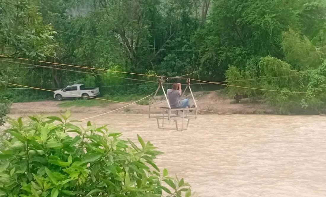 Habitantes de una comunidad del municipio de Jacala piden un puente para poder cruzar un río; actualmente lo hacen mediante una tirolesa improvisada