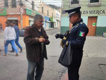 En Pachuca, hombre encuentra cartera y la entrega; oficiales localizan al propietario