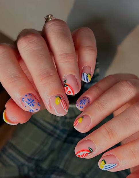 No dejes de llevar un diseño de uñas con frutas. Foto: Especial. Instagram @silkbeauty.uk