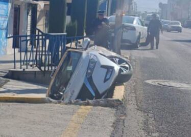 Taxi termina en el acotamiento del viaducto en Pachuca