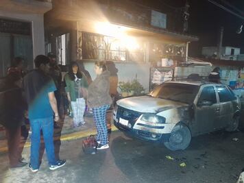 Incendian vehículo en Mineral de la Reforma; dejan nota por presunta deuda