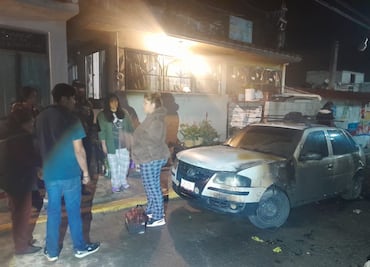 Incendian vehículo en Mineral de la Reforma; dejan nota por presunta deuda