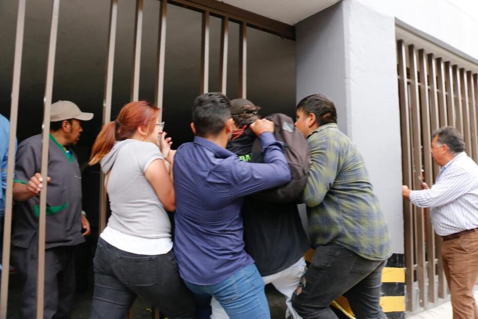 Violencia en la protesta de los estudiantes del IDA en el edificio de la UAEH Foto: Luis Soriano y Grisel Pérez