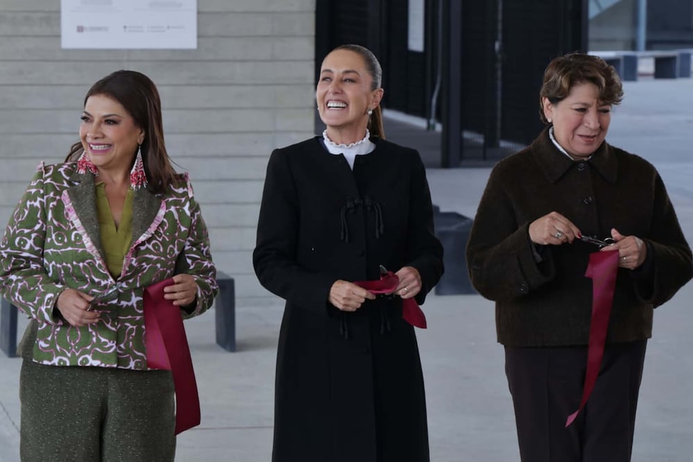 La presidenta Claudia Sheinbaum; la jefa de Gobierno, Clara Brugada; la gobernadora del Estado de México, Delfina Gómez; y otras autoridades locales y federales, cortaron el listón inaugural del tramo Santa Fe-Observatorio del Tren El Insurgente. Foto: Agencia EL UNIVERSAL/Fernanda Rojas/RDB.