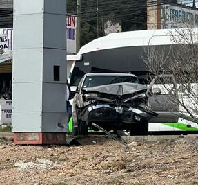 Auto impacta contra estructura del C5i en la  México-Pachuca