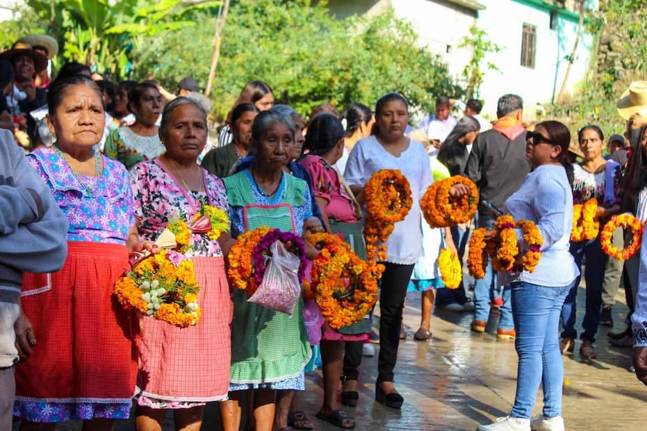 En el marco del Día Internacional de los Pueblos Indígenas, habitantes y médicos tradicionales de la comunidad Tlalchiyahualica, Yahualica, llevaron a cabo un ritual espiritual en el centro ceremonial conocido como La Pirámide I Foto: Especial