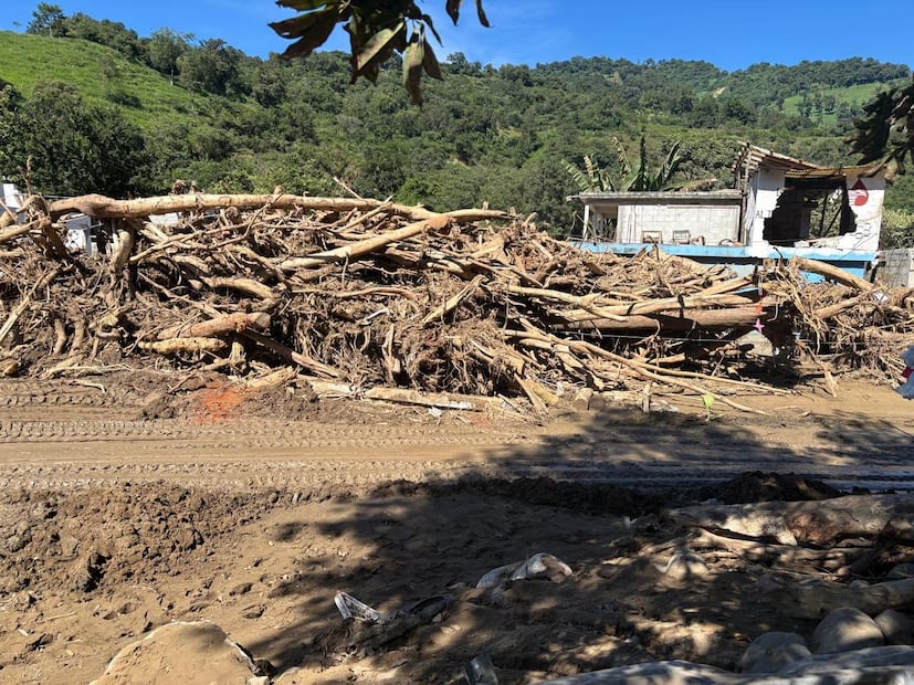 Niña que perdió a su familia por derrumbe en Tianguistengo recibe atención y apoyo institucional | Foto: especial