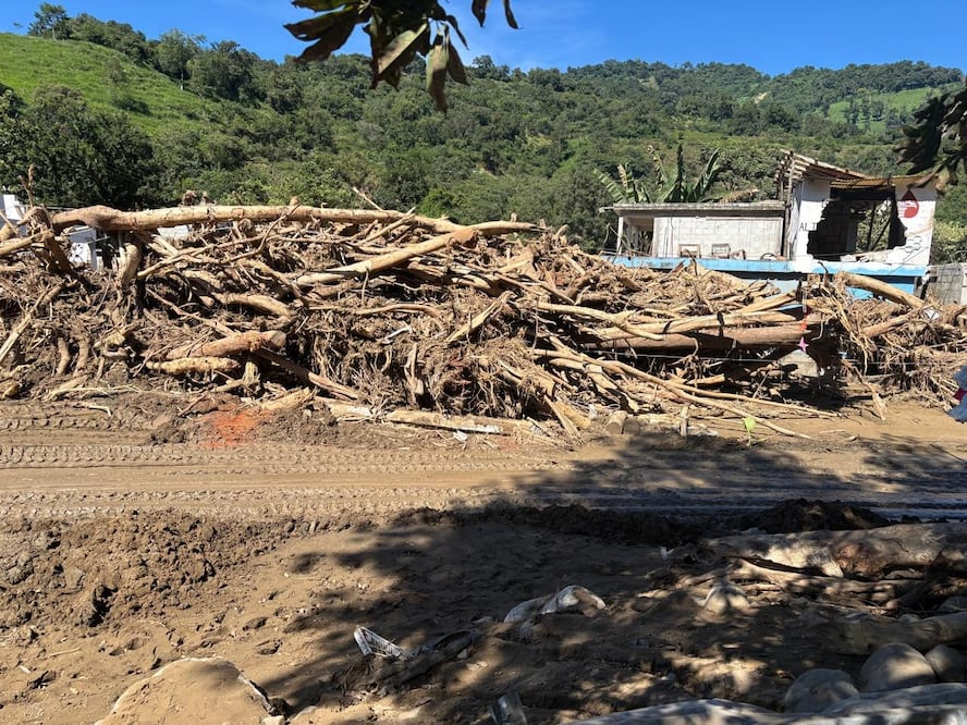 Niña que perdió a su familia por derrumbe en Tianguistengo recibe atención y apoyo institucional | Foto: especial