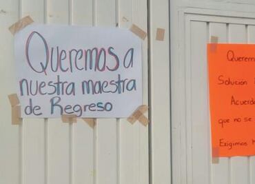 Padres cierran la primaria Zaragoza, demandan a la SEPH un profesor