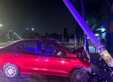 Sujeto colisiona contra poste de CFE y es detenido tras intento de fuga