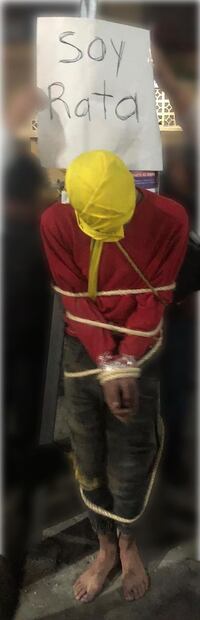 Amarran a hombre a poste y le ponen letrero de “Soy rata” en Tula | Foto: Especial