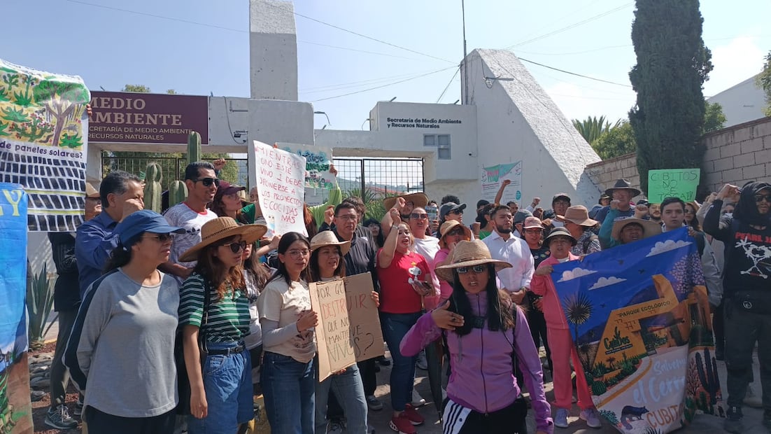 Manifestación para defender el cerro de Cubitos en Mineral de la Reforma.
Fotos: Lourdes Naranjo