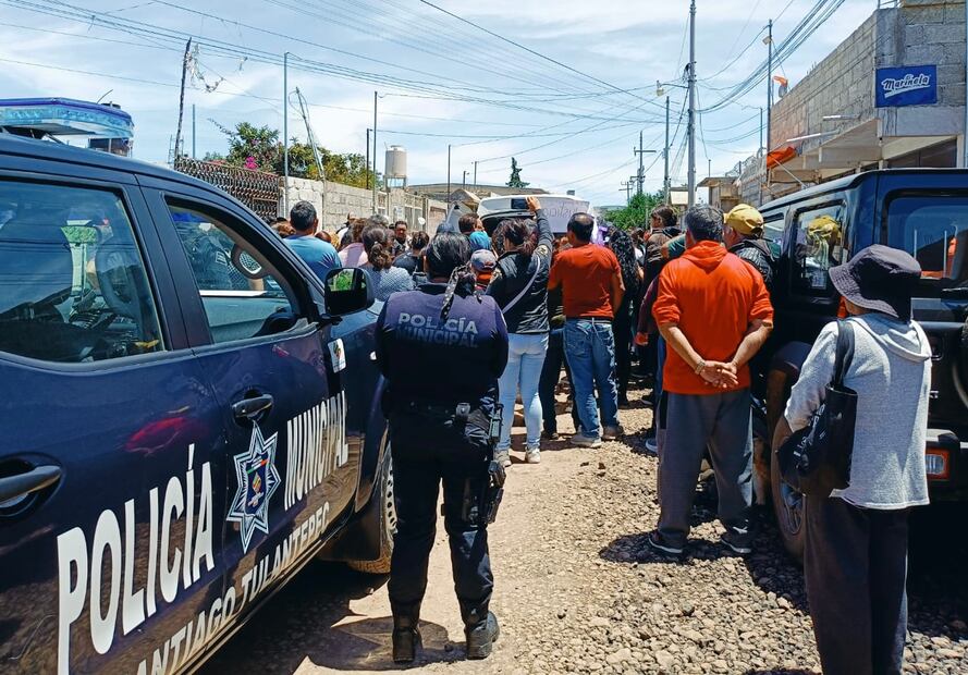 Con un sentimiento de enojo e impotencia, Marcial Sánchez, padre de las víctimas, incitó a los más de 50 acompañantes congregados en el lugar, a ejercer presión a las autoridades