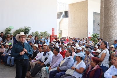 Entregan apoyos a productores afectados por contingencias