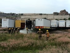 Bomberos sofocan incendio en cajas de un tractocamión en Tulancingo
