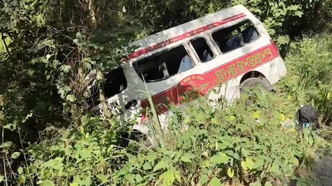 Tres heridos tras choque frontal entre vehículos de transporte público en Huejutla