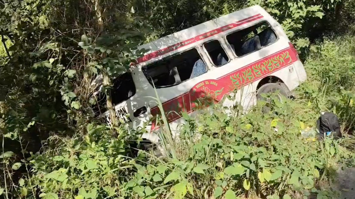 Tres pasajeros resultaron heridos tras un choque frontal entre dos vehículos de transporte público en el tramo carretero Huejutla-Candelaria | Captura de video