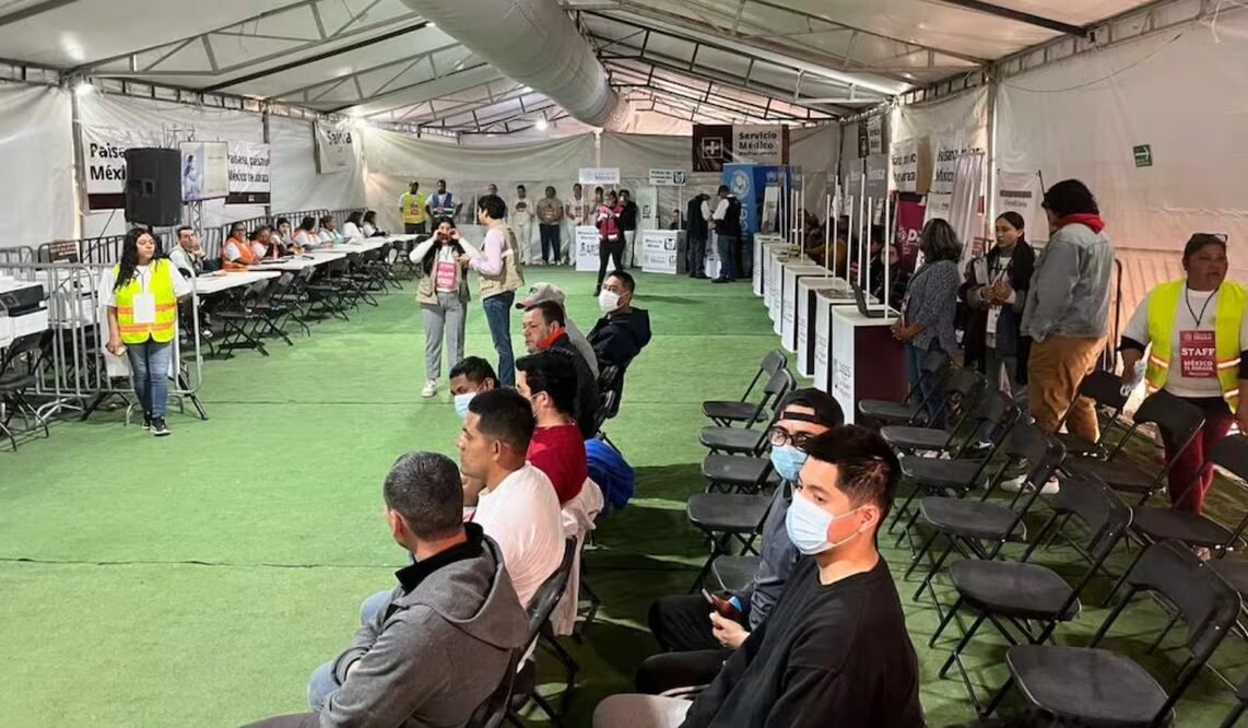 Un grupo de migrantes deportados de EU es recibido en Ciudad Juárez, Chihuahua. Foto: Especial/El Universal