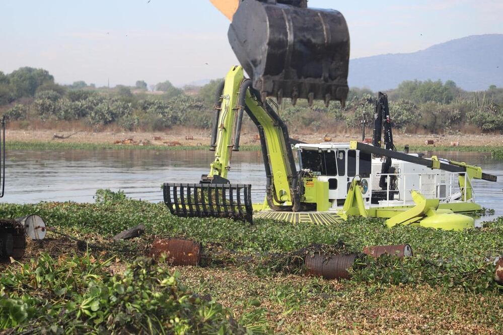 De acuerdo con Mónica Patricia Mixtega Trejo, titular de la Secretaría de Medio Ambiente y Recursos Naturales (Semarnath) en la entidad, además del buque se utiliza una draga anfibia, una retroexcavadora de brazo largo y camiones de volteo para la limpieza de la presa. I Foto: Especial