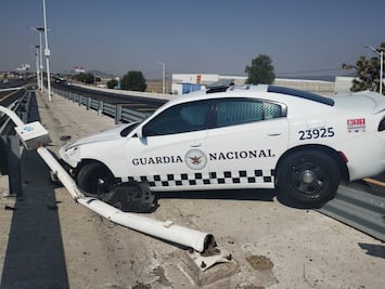Choca patrulla de la GN contra barra metálica en puente de la México-Pachuca