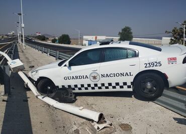 Choca patrulla de la GN contra barra metálica en puente de la México-Pachuca