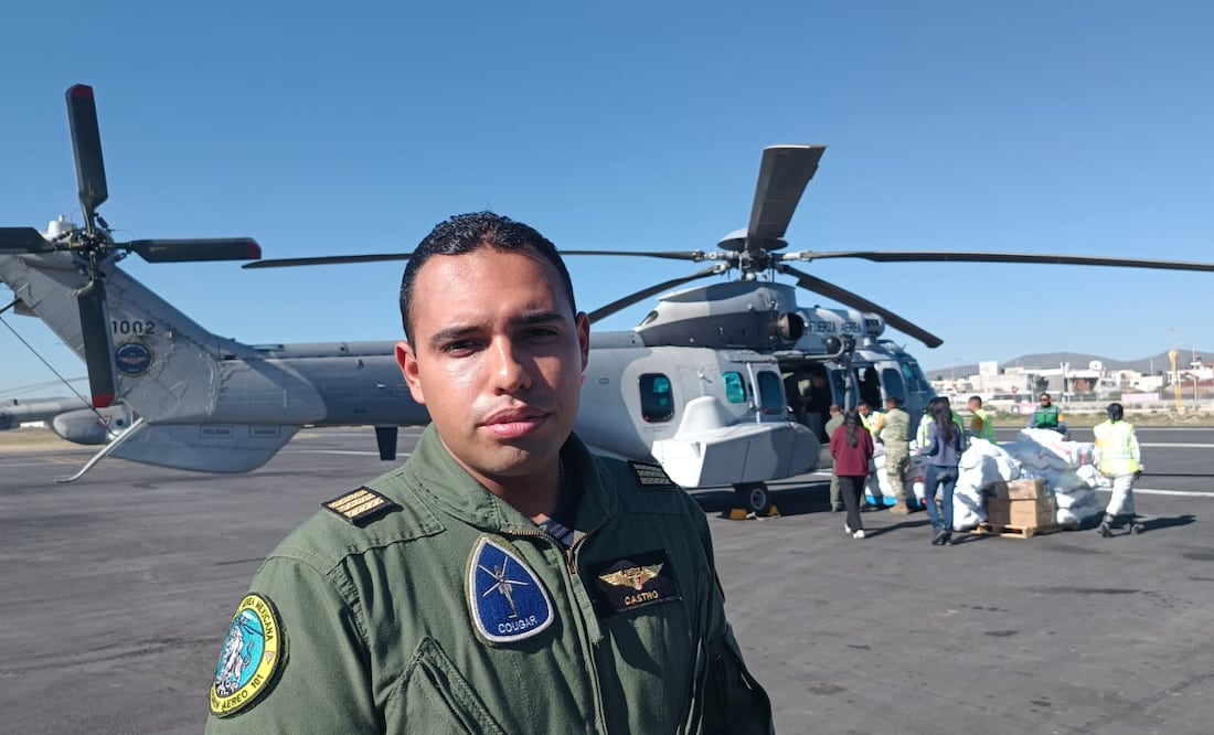 Luis Antonio Castro Martínez, capitán primero de la Fuerza Aérea Mexicana, es un piloto aviador que lleva 20 días sobrevolando los municipios afectados de Hidalgo por la perturbación tropical 90-E para llevar víveres a los habitantes de las comunidades con mayores daños. I Fotos Lourdes Naranjo