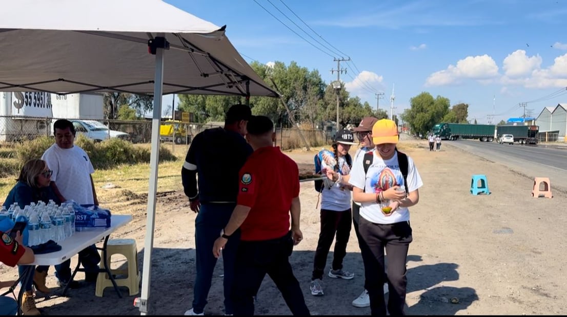 Peregrinos rumbo a la Basílica reciben apoyo en Tizayuca con alimentos e hidratación  | Captura de video