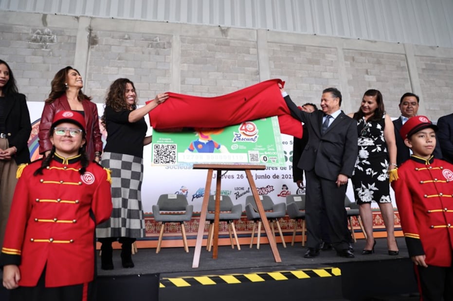 Con billete de Lotería Nacional celebran 40 años de Cooperativa Pascual I foto: Gobierno Hidalgo