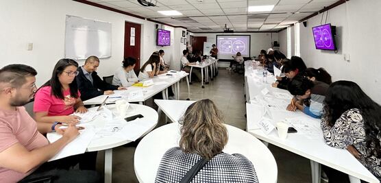 Personas con alguna discapacidad reciben capacitación para emprender un negocio