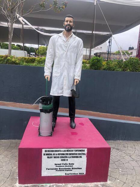 Colocan estatua de “héroe” por la pandemia de Covid-19 | Foto: Especial