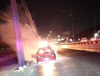 Auto se incendia sobre el Colosio
