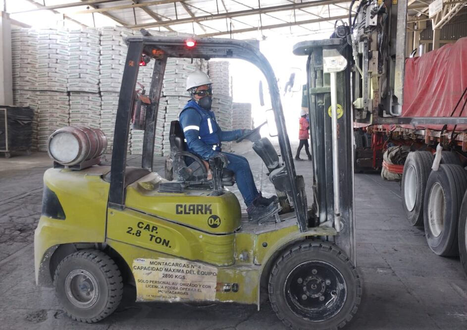 Juana Barrera Cruz es una madre y operadora de montacargas que combina su actividad en una fábrica de cal hidratada junto a su labor con sus hijos y esposo