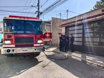 Bomberos sofocan incendio en vivienda en El Saucillo