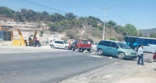 Vecinos bloquean carretera por falta de atención en Tepeji del Río