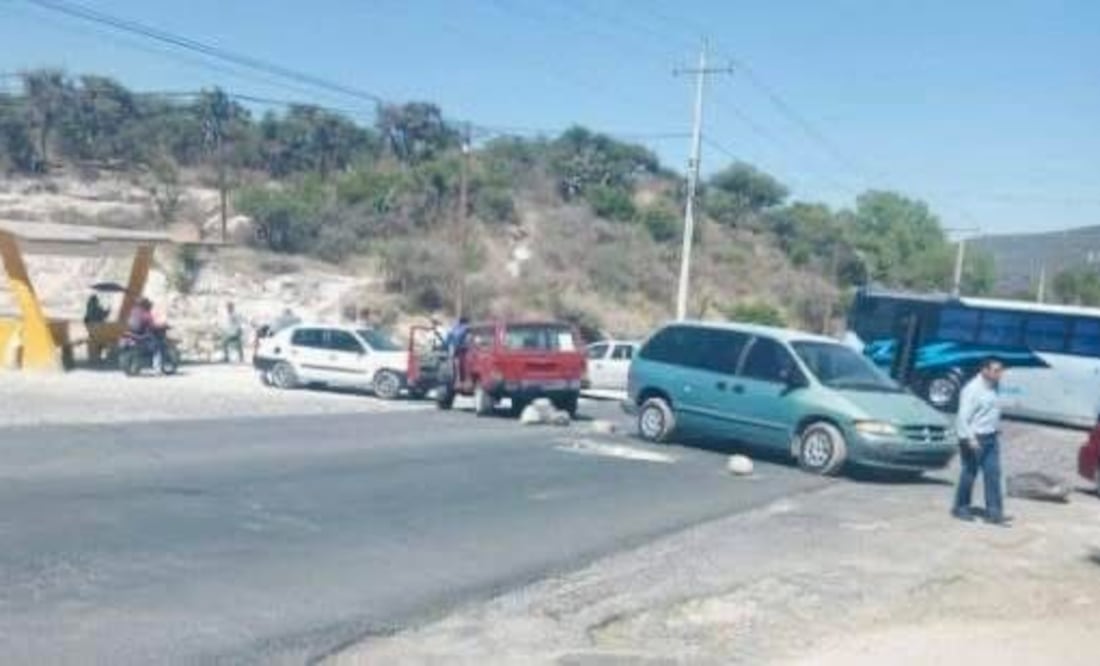 Ante la falta de atención de las autoridades del municipio de Tepeji del Río, vecinos de la localidad realizaron un bloqueo carretero para exigir ser atendidos. I Foto: Especial
