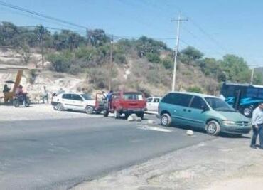 Vecinos bloquean carretera por falta de atención en Tepeji del Río