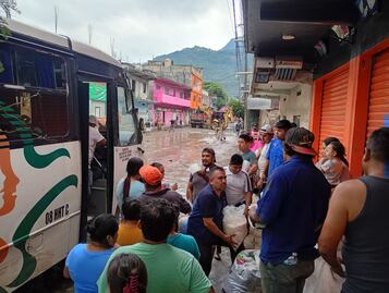 Transportistas del Valle de Tulancingo recogen cuatro toneladas de víveres para familias afectadas