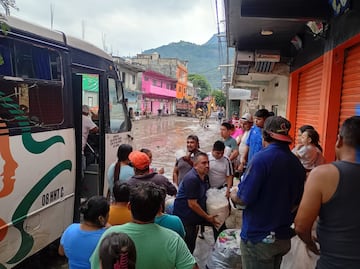 Transportistas del Valle de Tulancingo recogen cuatro toneladas de víveres para familias afectadas