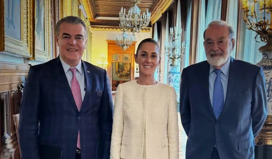 De izquierda a derecha, Francisco Cervantes Díaz, presidente del Consejo Coordinador Empresarial; Claudia Sheinbaum presidenta de México; el empresario Carlos Slim. Foto: @fcervantes5