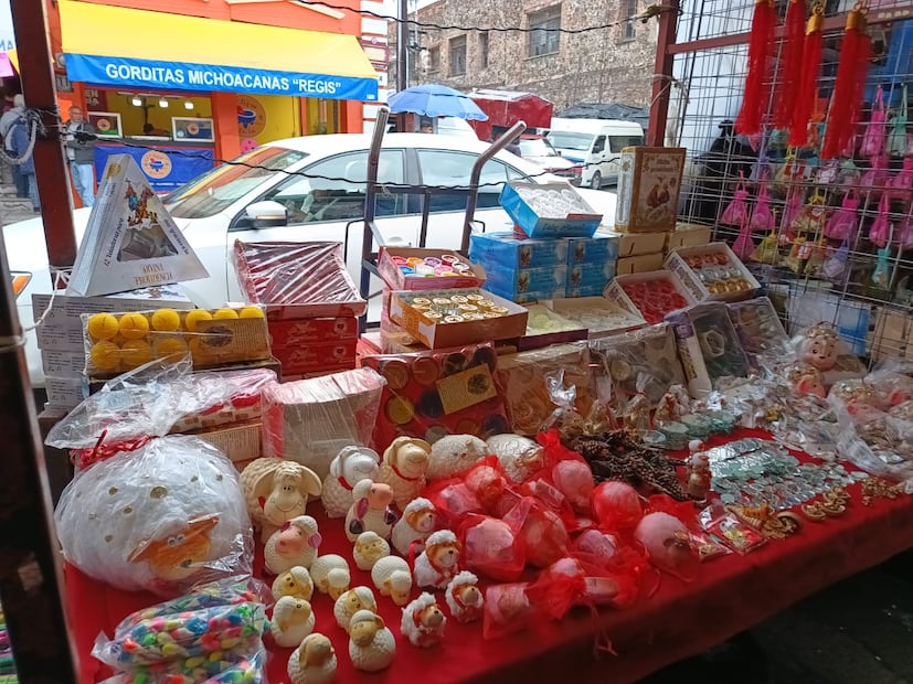 Entre lo místico y lo religioso, la población acude al Centro de Pachuca a buscar productos para sus rituales de abundancia de Año Nuevo I foto: Lourdes Naranjo