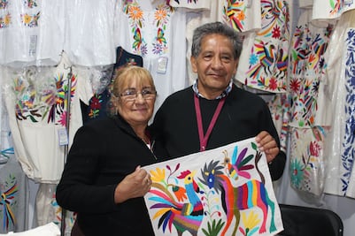 Artesanos de Tenango de Doria llevan sus bordados a la Feria de San Francisco