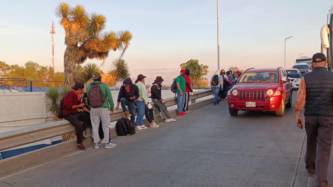 Normalistas retienen autobuses para regresar a Francisco I. Madero | Foto: Giovanny Flores