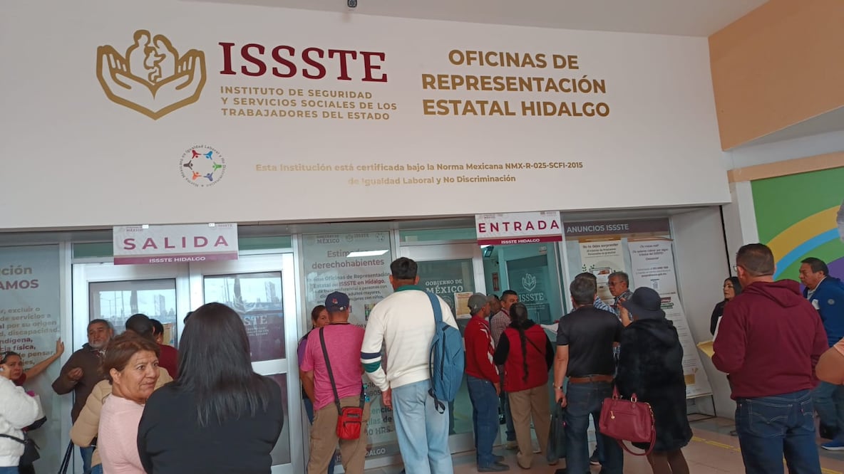 Trabajadores del ISSSTE protestaron en la delegación ubicada en Pachuca y exigen la destitución de subdelegada por acoso laboral y agresiones I Foto: Lourdes Naranjo