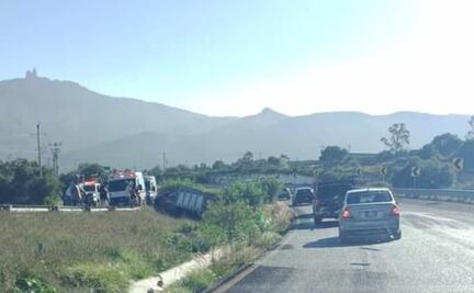 Vuelca camión cargado con verduras en la Pachuca-Actopan