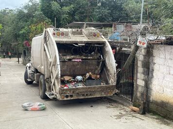 Camión de basura choca contra poste en Huejutla y causa percance
