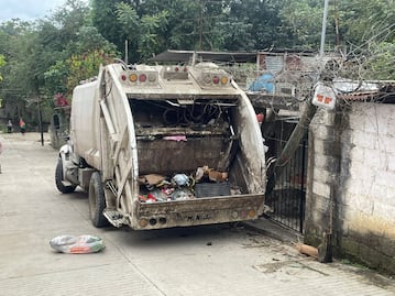 Camión de basura choca contra poste en Huejutla y causa percance