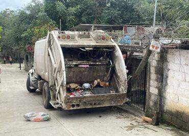 Camión de basura choca contra poste en Huejutla y causa percance
