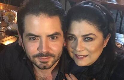 Llanto de Victoria Ruffo por viaje de su hijo José Eduardo Derbez genera dudas: ¿se va por trabajo o a un retiro espiritual? 