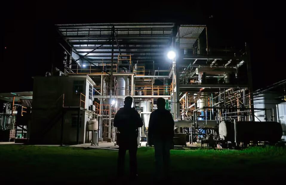 En el inmueble había cinco contenedores con capacidad para 80 mil litros de petróleo crudo y tres más instalados en un cerro. Foto: Gabriel Pano / EL UNIVERSAL
